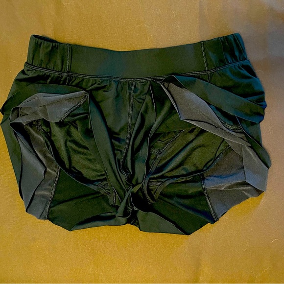 Lululemon size 4 shorts - Picture 3 of 4